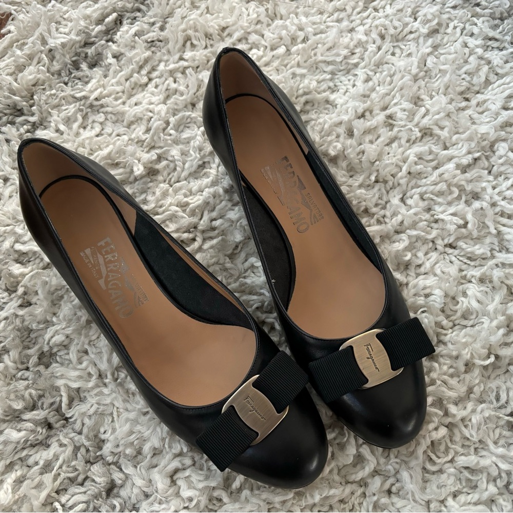 Authentic Ferragamo Vara shoes 8B